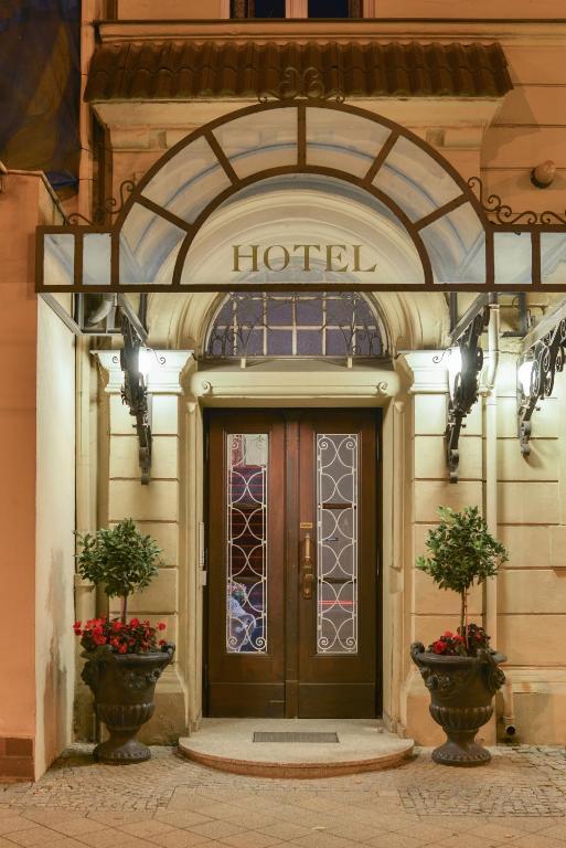 קוטבוס Altstadthotel Am Theater מראה חיצוני תמונה